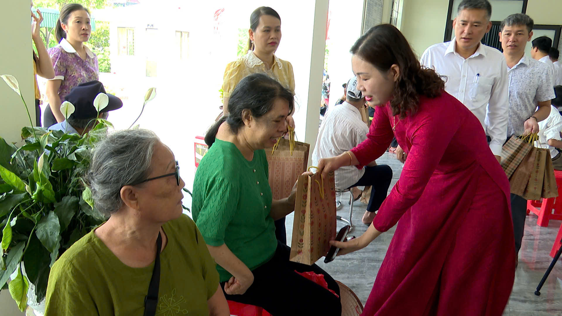 Một số hình ảnh của các đồng chí lãnh đạo kiểm tra công tác: “Khám bệnh, tư vấn sức khỏe, cấp thuốc, tặng quà” cho đối tượng người có công- Ảnh 9.