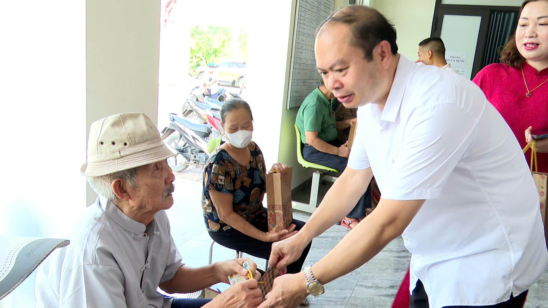 Một số hình ảnh của các đồng chí lãnh đạo kiểm tra công tác: “Khám bệnh, tư vấn sức khỏe, cấp thuốc, tặng quà” cho đối tượng người có công- Ảnh 11.