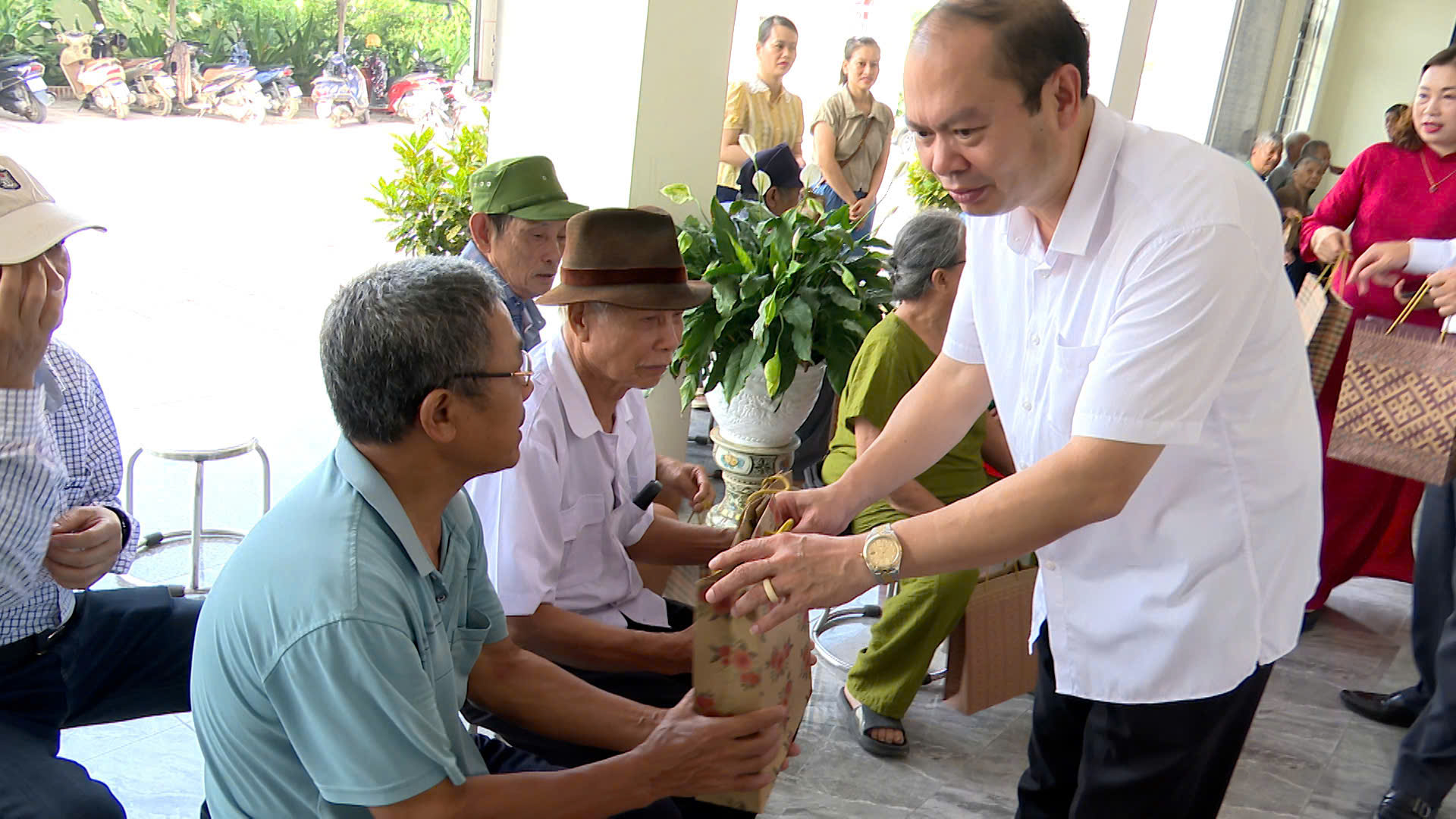Một số hình ảnh của các đồng chí lãnh đạo kiểm tra công tác: “Khám bệnh, tư vấn sức khỏe, cấp thuốc, tặng quà” cho đối tượng người có công- Ảnh 13.