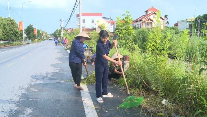 Uỷ ban MTTQ Việt Nam xã Phúc Lộc và các đoàn thể chính trị - xã hội tổ chức ra quân vệ sinh môi trường chào mừng Đại hội Đảng bộ xã lần thứ nhất và kỷ niệm Ngày Thương binh - Liệt sỹ 27/7- Ảnh 6.