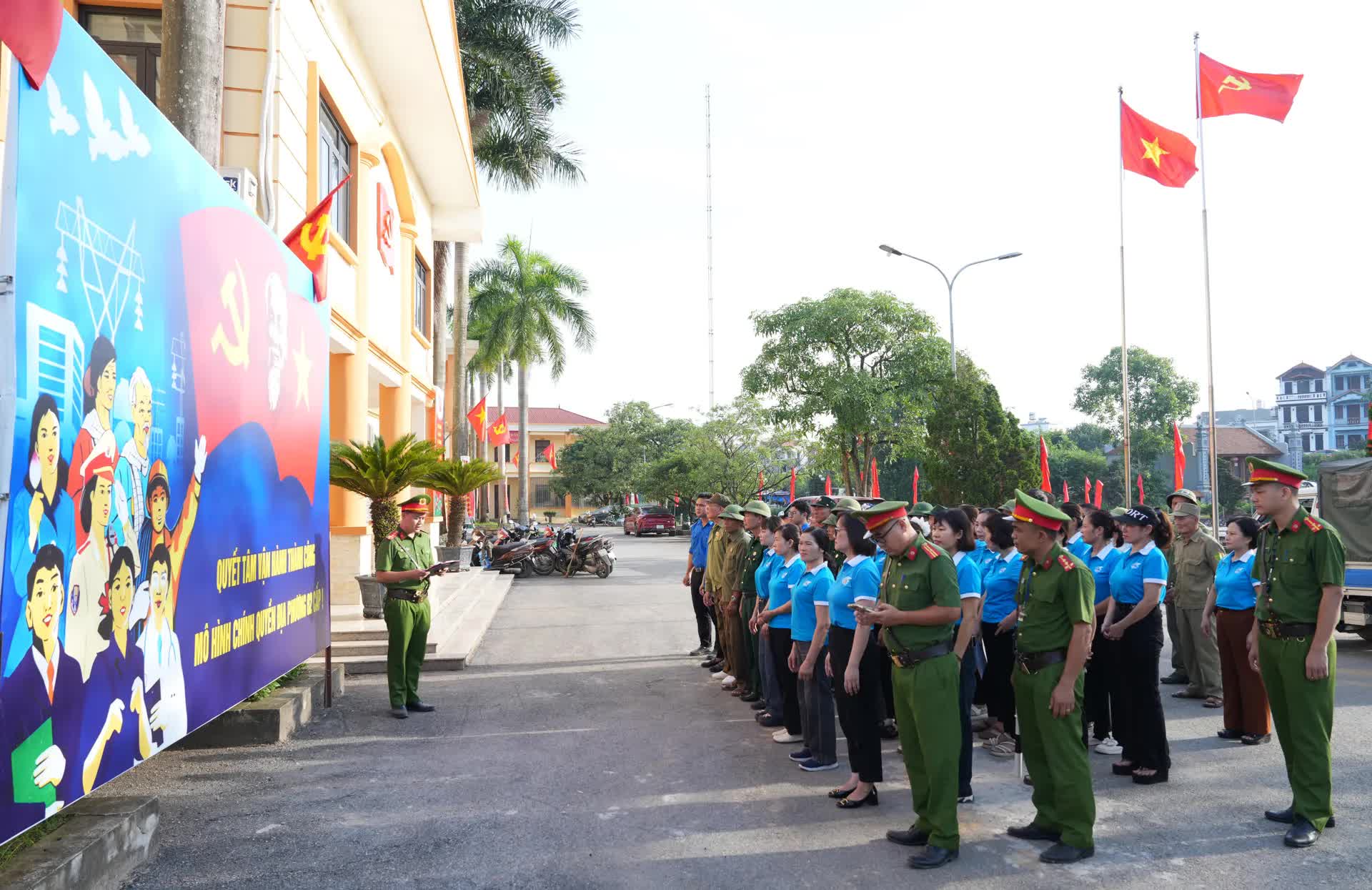 Phường Yên Nghĩa ra quân vệ sinh môi trường đảm bảo “Sáng - xanh - sạch - đẹp”- Ảnh 3.