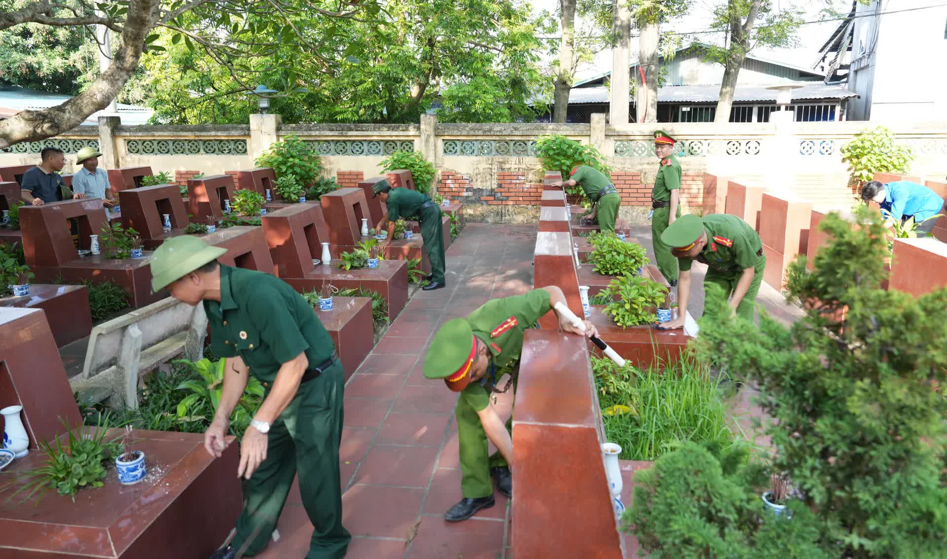 Phường Yên Nghĩa ra quân vệ sinh môi trường đảm bảo “Sáng - xanh - sạch - đẹp”- Ảnh 4.