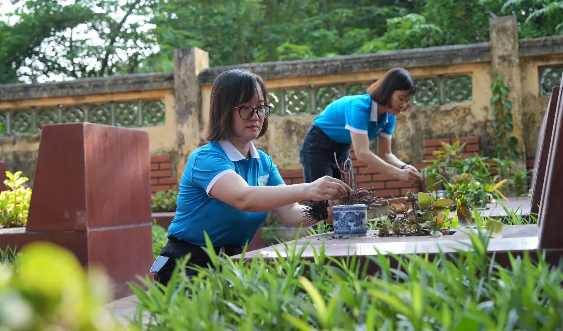 Phường Yên Nghĩa ra quân vệ sinh môi trường đảm bảo “Sáng - xanh - sạch - đẹp”- Ảnh 6.