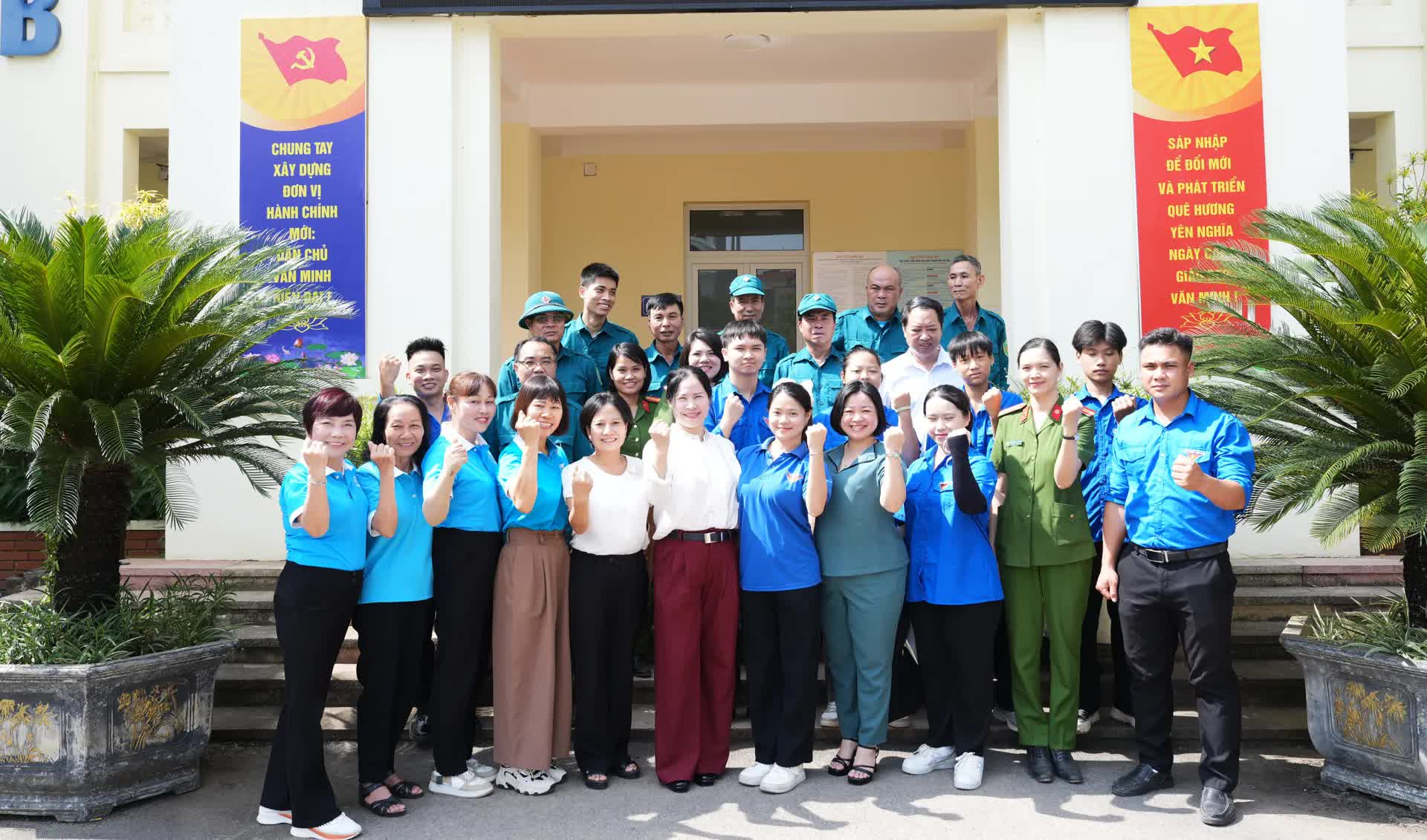 Phường Yên Nghĩa ra quân vệ sinh môi trường đảm bảo “Sáng - xanh - sạch - đẹp”- Ảnh 1.