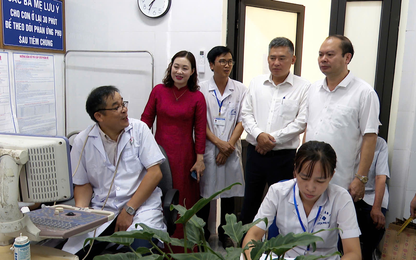 Một số hình ảnh của các đồng chí lãnh đạo kiểm tra công tác: “Khám bệnh, tư vấn sức khỏe, cấp thuốc, tặng quà” cho đối tượng người có công
