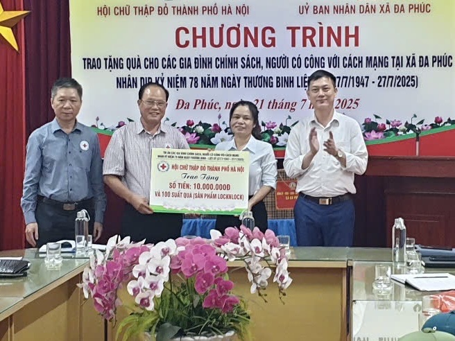 Hà Nội: Trao tặng quà tri ân người có công và các hộ gia đình khó khăn tại xã Đa Phúc- Ảnh 1.