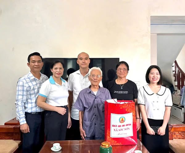 TRƯỞNG CÔNG AN XÃ SÓC SƠN NGUYỄN NGỌC TUẤN THĂM, TẶNG QUÀ GIA ĐÌNH CHÍNH SÁCH- Ảnh 2.