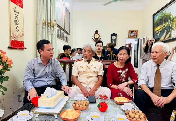 PHƯỜNG LÁNG THĂM HỎI, TRI ÂN CÁC GIA ĐÌNH CHÍNH SÁCH- Ảnh 2.