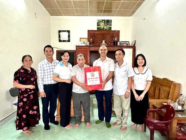 TRƯỞNG CÔNG AN XÃ SÓC SƠN NGUYỄN NGỌC TUẤN THĂM, TẶNG QUÀ GIA ĐÌNH CHÍNH SÁCH- Ảnh 3.