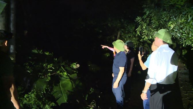 Chủ tịch UBND xã Kiều Trọng Sỹ kiểm tra tình hình ứng phó với thiên tai do ảnh hưởng của cơn bão số 3- Ảnh 1.