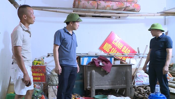 Chủ tịch UBND xã Kiều Trọng Sỹ kiểm tra tình hình ứng phó với thiên tai do ảnh hưởng của cơn bão số 3- Ảnh 2.