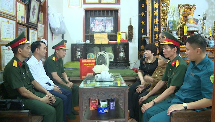 Ban chỉ huy Phòng thủ khu vực 2 Phúc Thọ - Bộ Tư lệnh Thủ đô Hà Nội thăm, tặng quà Mẹ Việt Nam anh hùng Doãn Thị Bé ở thôn Bãi Cháy xã Phúc Lộc- Ảnh 2.