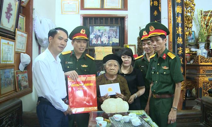 Ban chỉ huy Phòng thủ khu vực 2 Phúc Thọ - Bộ Tư lệnh Thủ đô Hà Nội thăm, tặng quà Mẹ Việt Nam anh hùng Doãn Thị Bé ở thôn Bãi Cháy xã Phúc Lộc- Ảnh 1.