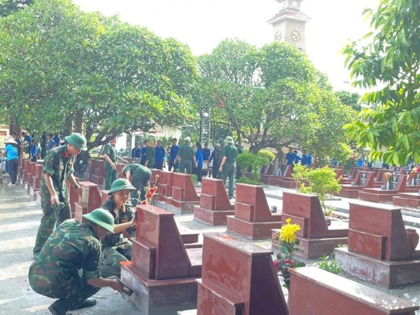 UB MTTQ xã Hoài Đức tổ chức ra quân dọn dẹp, dọn dẹp, chỉnh trang khuôn viên Nghĩa trang Liệt sỹ trên địa bàn xã- Ảnh 2.