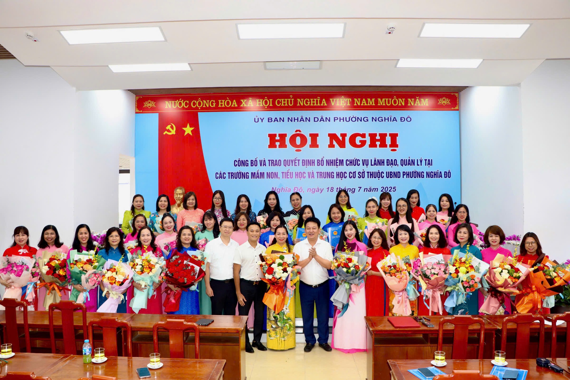 Hội nghị công bố và trao quyết định bổ nhiệm chức vụ lãnh đạo, quản lý tại các trường Mầm non, Tiểu học và Trung học cơ sở thuộc địa bàn phường Nghĩa Đô- Ảnh 1.