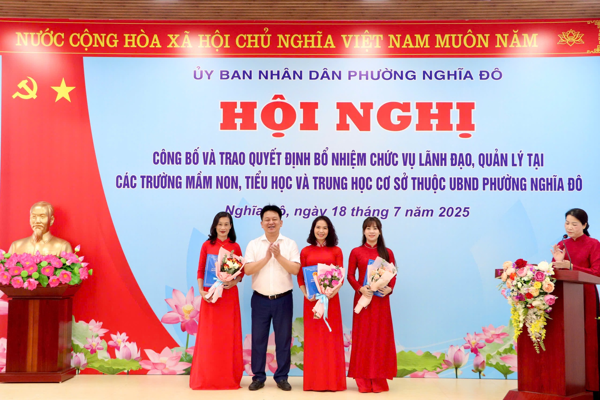 Hội nghị công bố và trao quyết định bổ nhiệm chức vụ lãnh đạo, quản lý tại các trường Mầm non, Tiểu học và Trung học cơ sở thuộc địa bàn phường Nghĩa Đô- Ảnh 2.