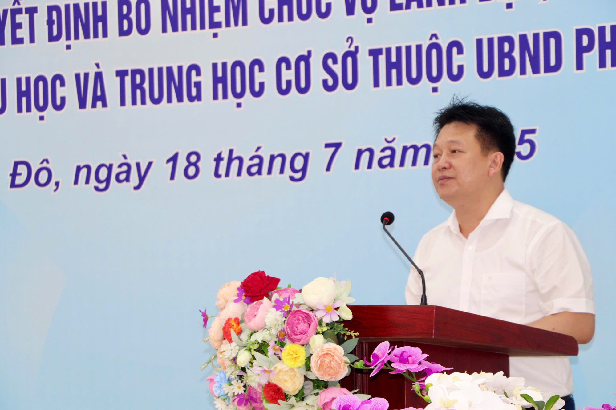 Hội nghị công bố và trao quyết định bổ nhiệm chức vụ lãnh đạo, quản lý tại các trường Mầm non, Tiểu học và Trung học cơ sở thuộc địa bàn phường Nghĩa Đô- Ảnh 3.