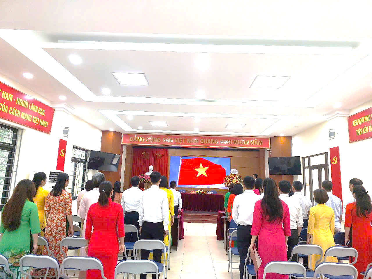 C:\Users\nguye\Desktop\đại hội\7170a824-8e4e-47fd-b1e4-69cf40dd66c3.jpg