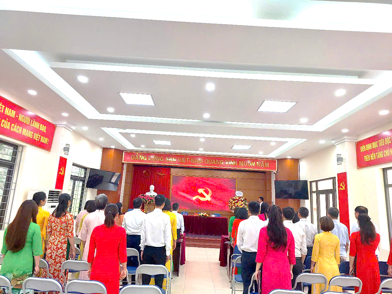 C:\Users\nguye\Desktop\đại hội\0ebabce6-103e-47d9-97ba-301fff1bf282.jpg