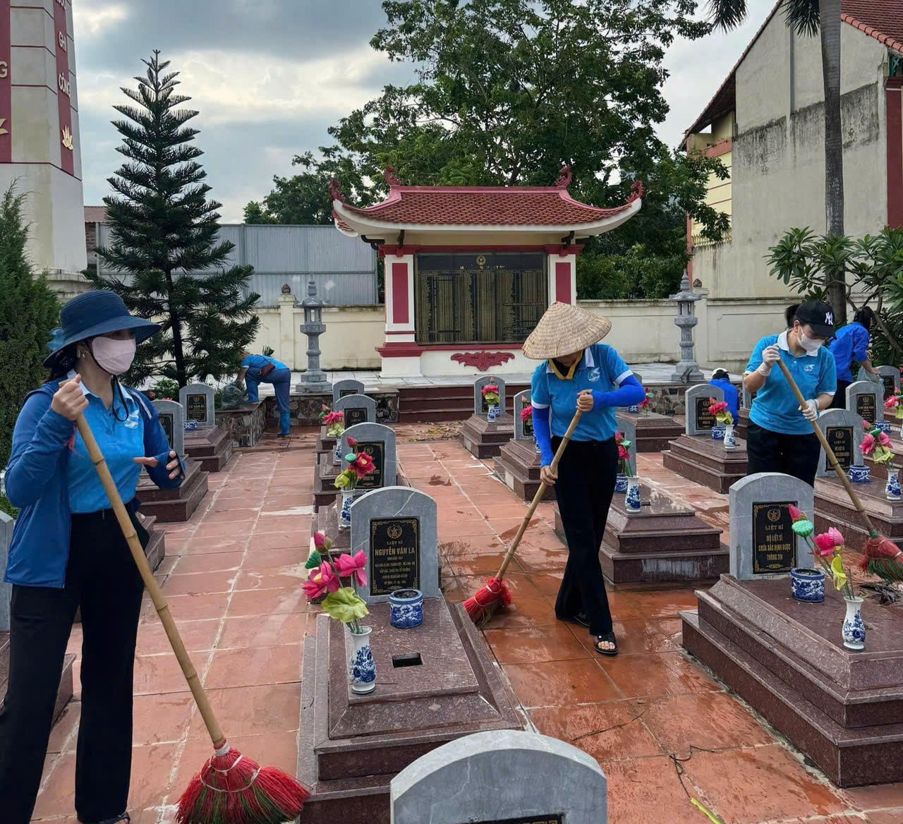 MTTQ Việt Nam xã Mê Linh ra quân vệ sinh môi trường, dọn dẹp các nghĩa trang liệt sĩ trên địa bàn xã- Ảnh 2.