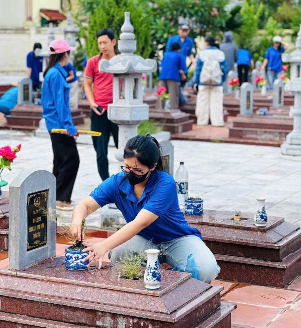 MTTQ Việt Nam xã Mê Linh ra quân vệ sinh môi trường, dọn dẹp các nghĩa trang liệt sĩ trên địa bàn xã- Ảnh 3.
