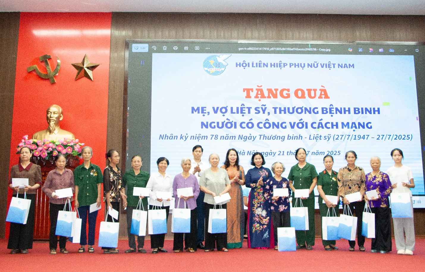 Chủ tịch Hội Liên hiệp Phụ nữ Việt Nam – Nguyễn Thị Tuyến thăm và tặng quà Mẹ Việt Nam anh hùng, nữ thương binh, bệnh binh, thân nhân liệt sĩ phường Chương Mỹ- Ảnh 2.