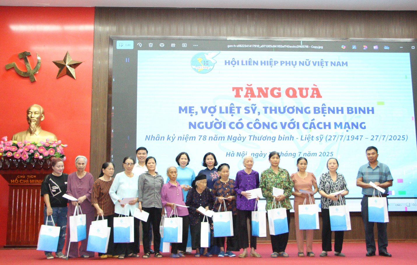 Chủ tịch Hội Liên hiệp Phụ nữ Việt Nam – Nguyễn Thị Tuyến thăm và tặng quà Mẹ Việt Nam anh hùng, nữ thương binh, bệnh binh, thân nhân liệt sĩ phường Chương Mỹ- Ảnh 3.