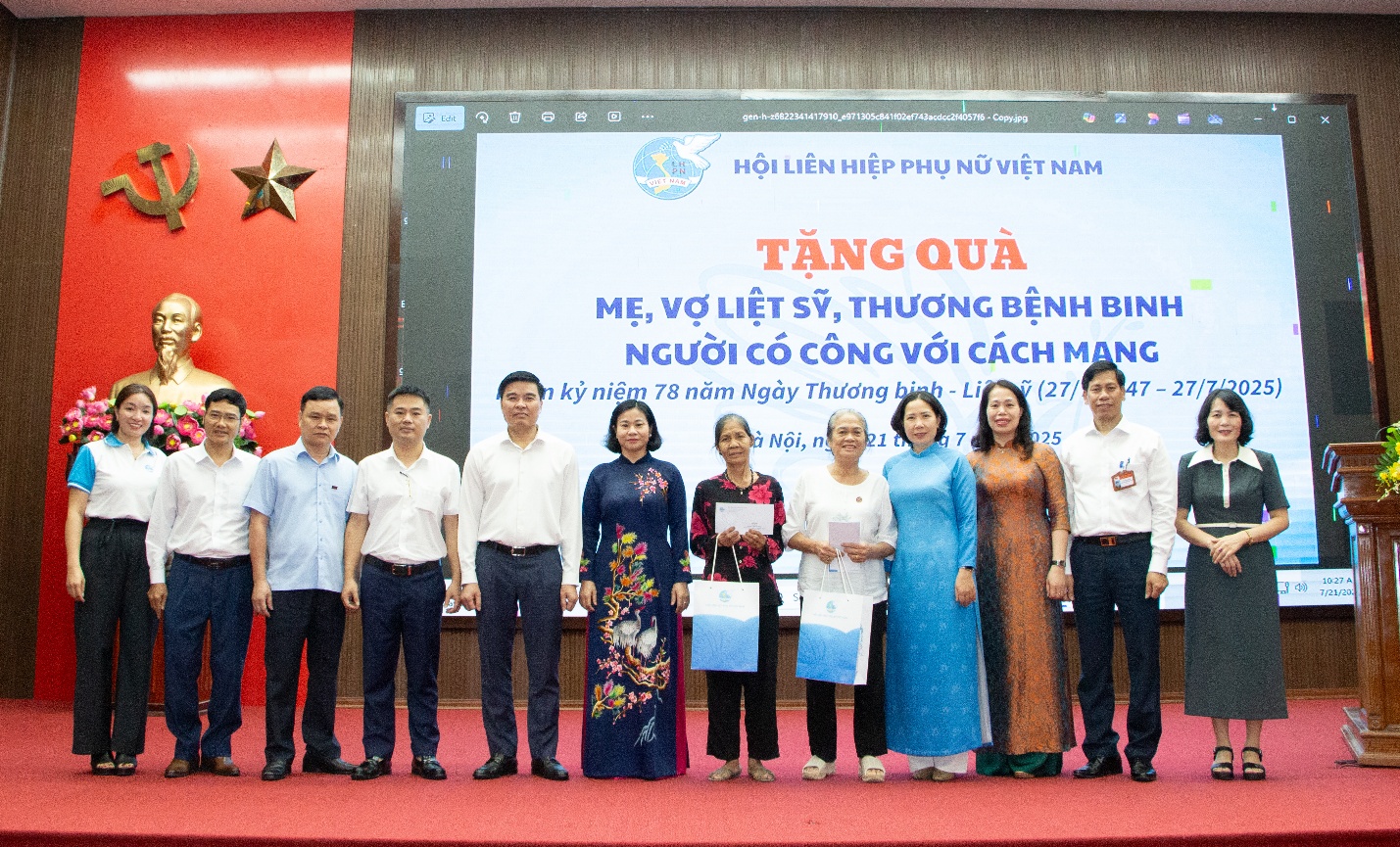 Chủ tịch Hội Liên hiệp Phụ nữ Việt Nam – Nguyễn Thị Tuyến thăm và tặng quà Mẹ Việt Nam anh hùng, nữ thương binh, bệnh binh, thân nhân liệt sĩ phường Chương Mỹ- Ảnh 4.