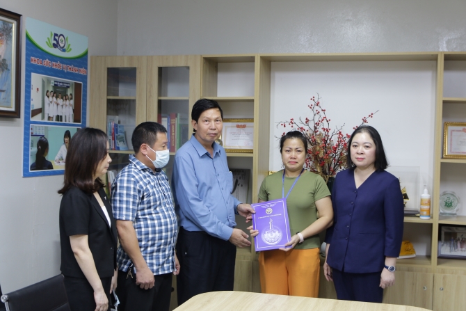 Hà Nội thăm hỏi, hỗ trợ các gia đình nạn nhân vụ lật tàu du lịch tại Vịnh Hạ Long- Ảnh 1.