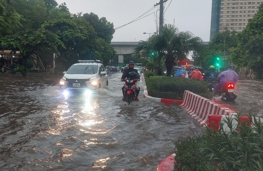 Bão số 3 vào đất liền, gió mạnh, mưa trút xuống Hà Nội- Ảnh 1.