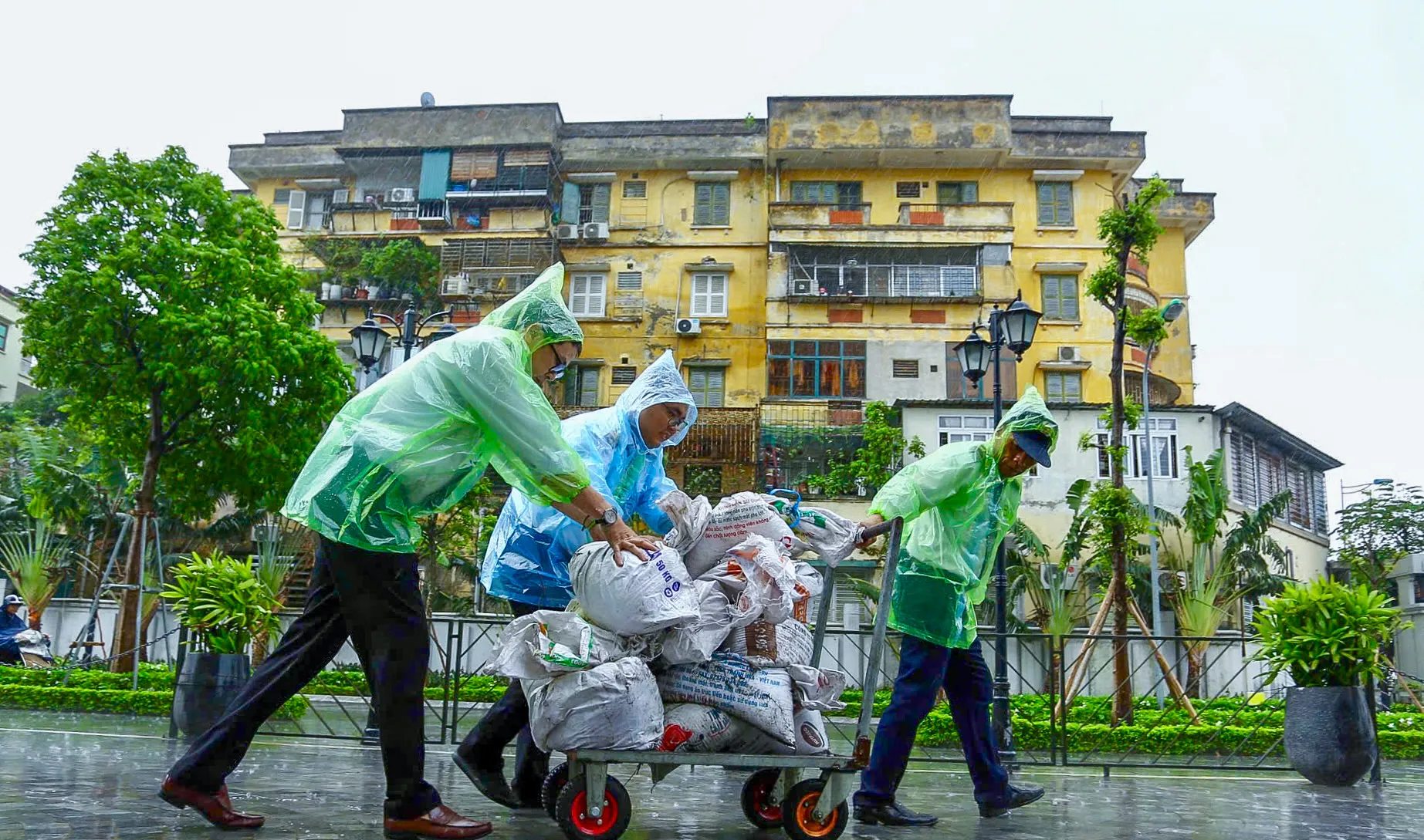 Tin bão khẩn cấp: Dự kiến 10h đến 14h  chiều nay (22/7) tâm bão số 3 sẽ đi vào đất liền khu vực từ Hải Phòng đến Ninh Bình- Ảnh 2.