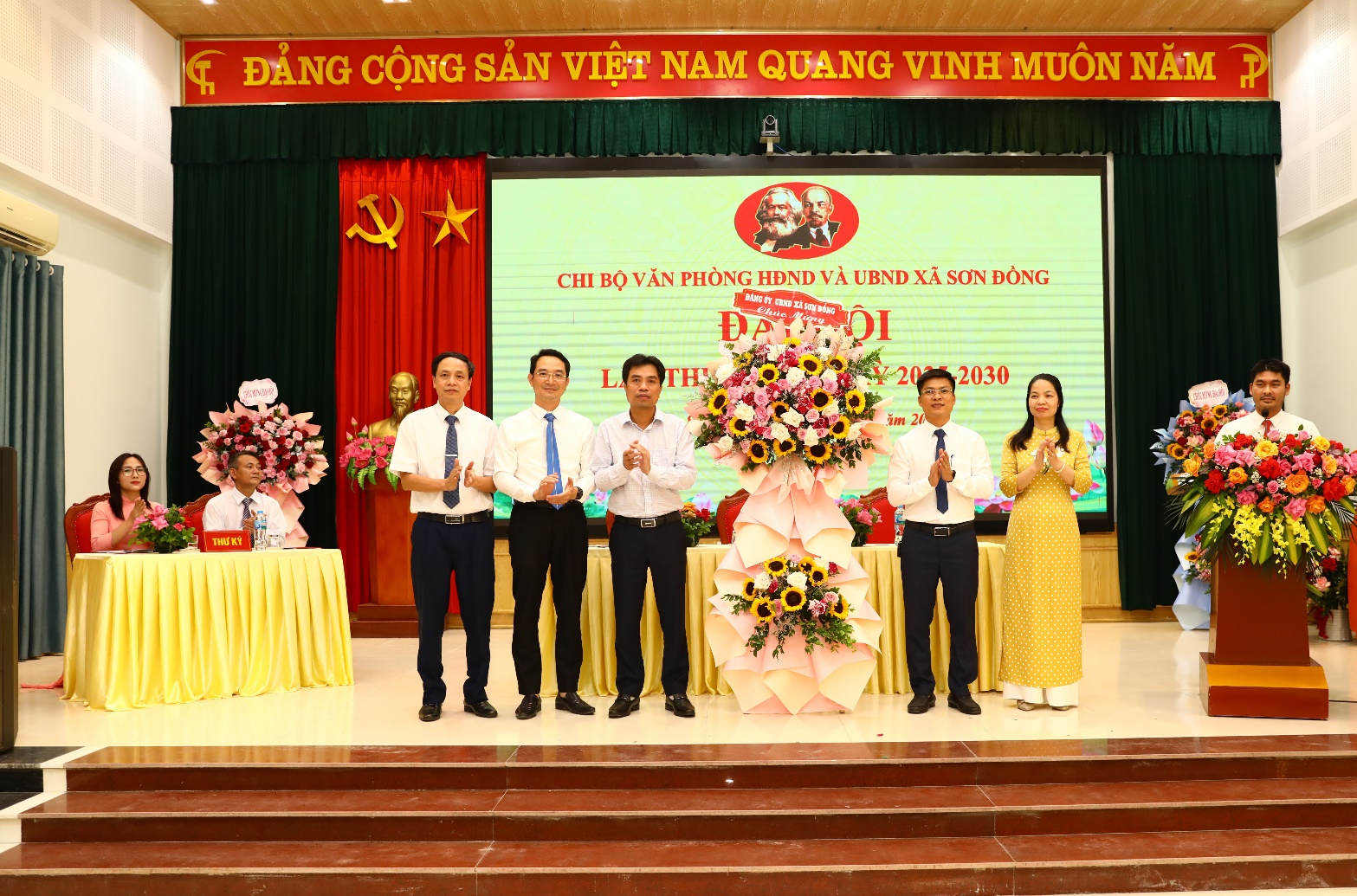 Các Chi bộ trực thuộc Đảng bộ UBND xã Sơn Đồng tổ chức Đại hội nhiệm kỳ 2025 - 2030- Ảnh 1.