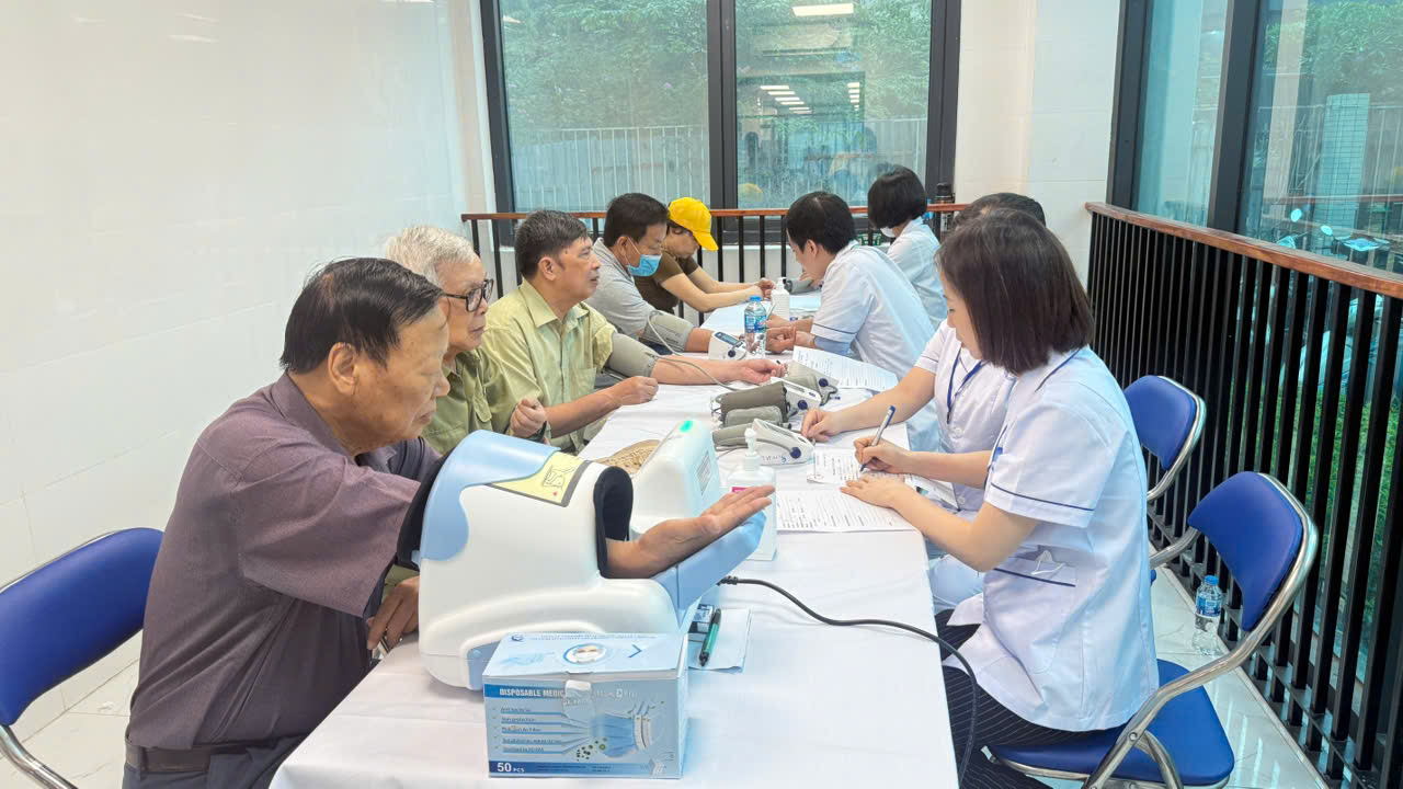 Khám sức khỏe, cấp thuốc cho đối tượng chính sách, người có công nhân kỷ niệm 78 năm Ngày Thương binh - Liệt sỹ- Ảnh 4.