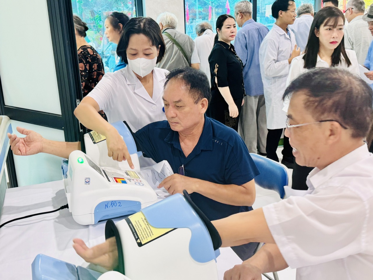 Khám sức khỏe, cấp thuốc cho đối tượng chính sách, người có công nhân kỷ niệm 78 năm Ngày Thương binh - Liệt sỹ- Ảnh 8.
