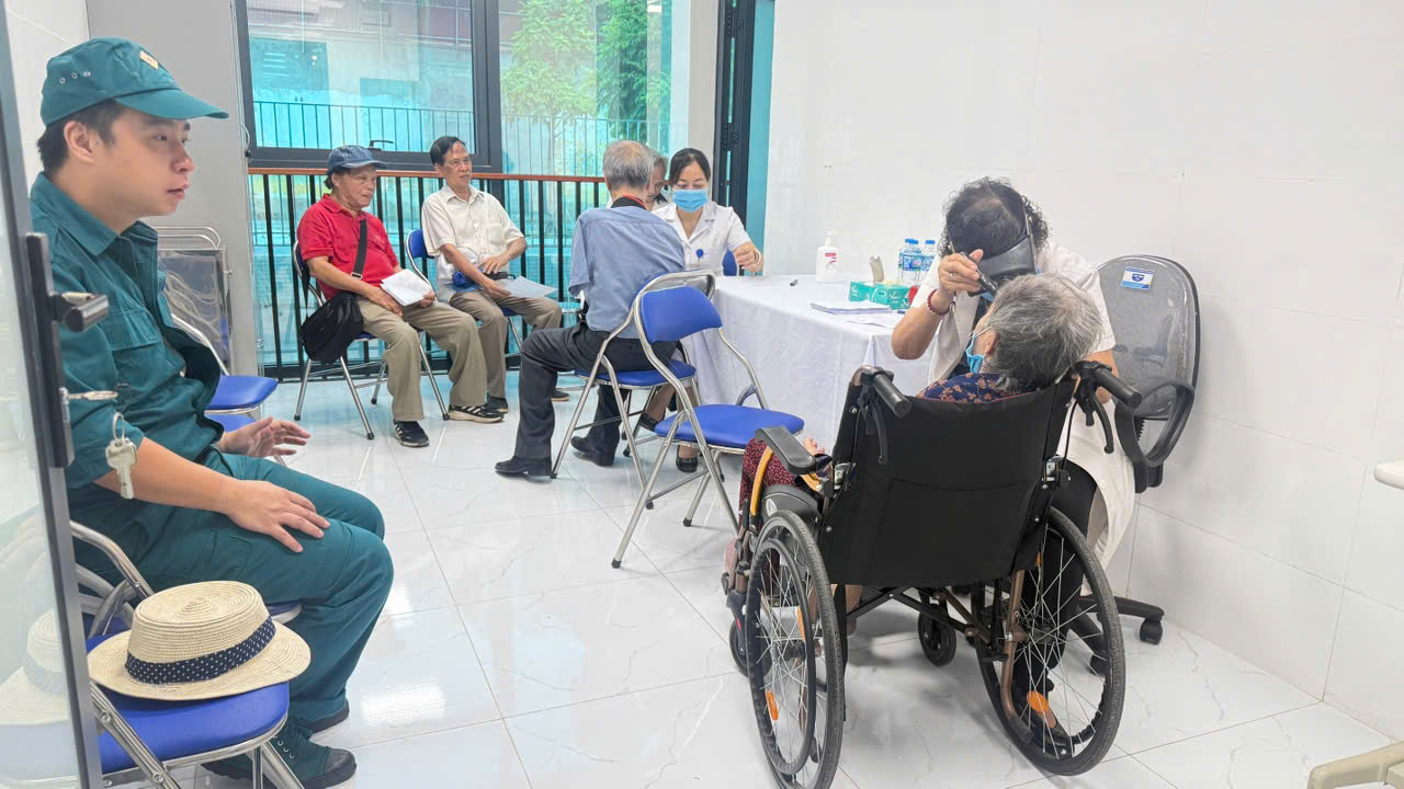 Khám sức khỏe, cấp thuốc cho đối tượng chính sách, người có công nhân kỷ niệm 78 năm Ngày Thương binh - Liệt sỹ- Ảnh 9.
