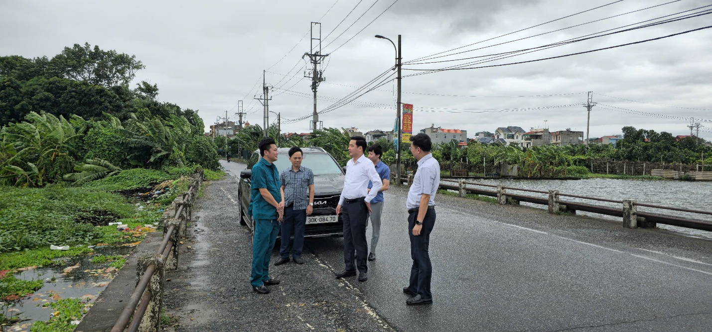    Lãnh đạo xã Gia Lâm kiểm tra công tác phòng, chống lụt bão trên địa bàn- Ảnh 1.