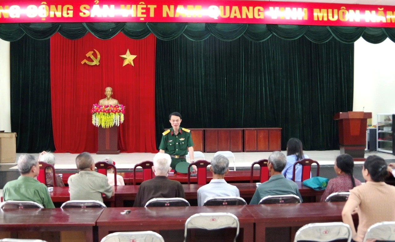 Bộ Tham mưu Binh chủng Công binh tặng quà gia đình chính sách tại phường Chương Mỹ- Ảnh 1.