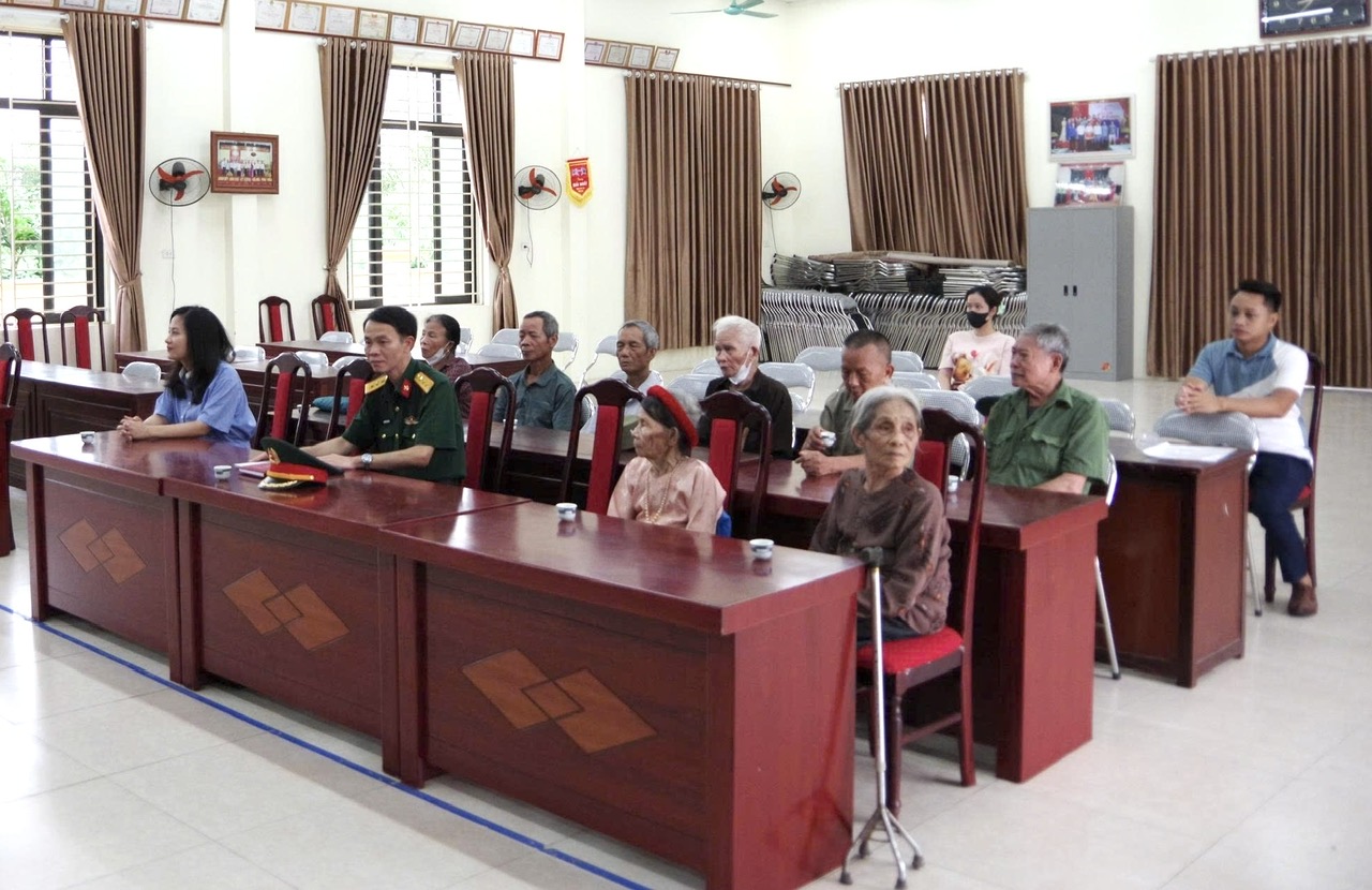Bộ Tham mưu Binh chủng Công binh tặng quà gia đình chính sách tại phường Chương Mỹ- Ảnh 2.
