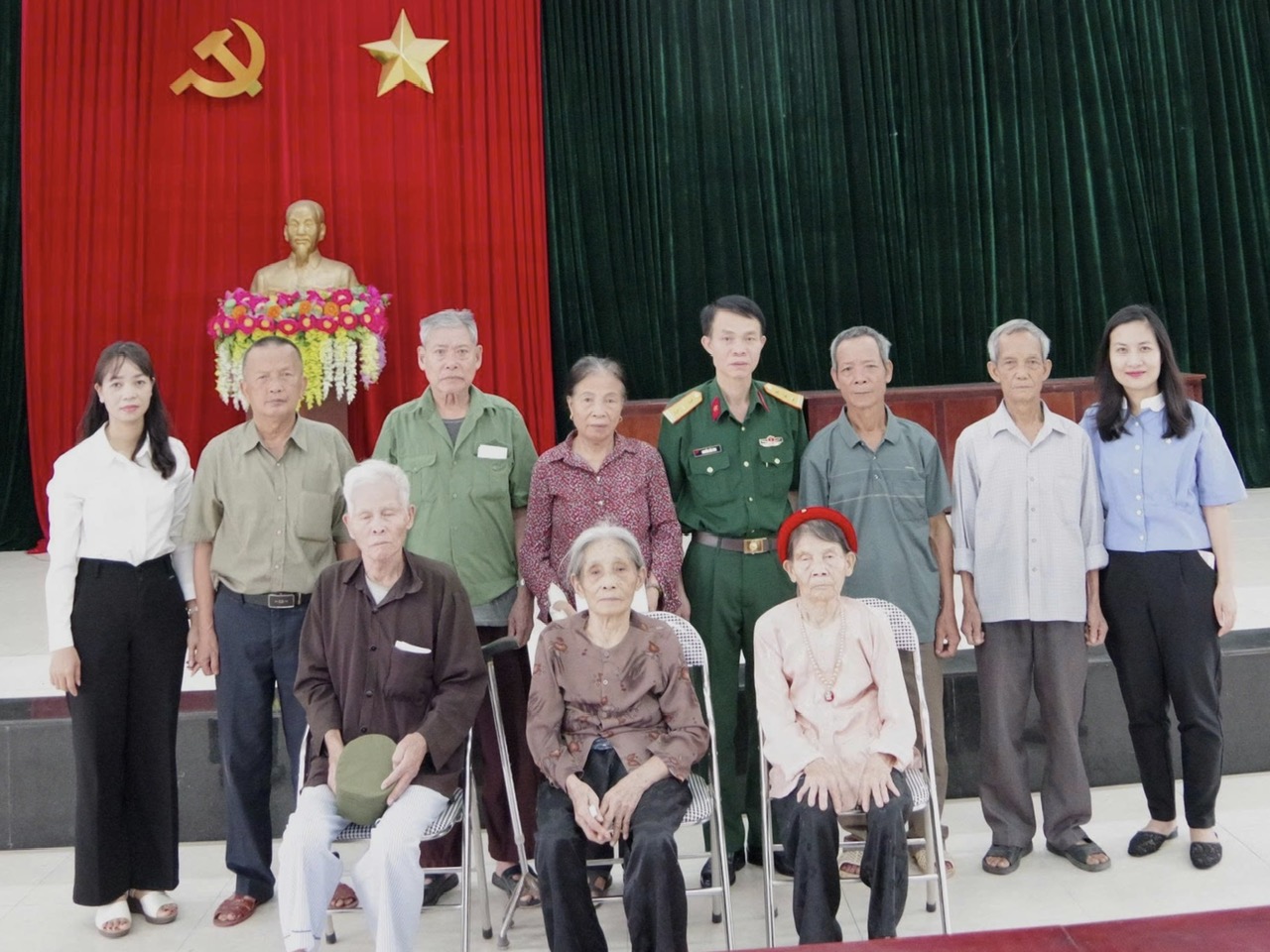 Bộ Tham mưu Binh chủng Công binh tặng quà gia đình chính sách tại phường Chương Mỹ- Ảnh 3.