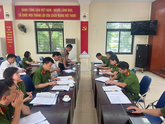 Đội CC&CNCH khu vực số 13 triển khai hướng dẫn UBND các phường Thanh Xuân, Khương Đình, Phương Liệt thẩm quyền quản lý trong công tác PCCC- Ảnh 1.