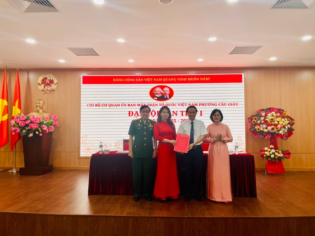ĐẠI HỘI CHI BỘ CƠ QUAN UỶ BAN MẶT TRẬN TỔ QUỐC VIỆT NAM PHƯỜNG CẦU GIẤY LẦN THỨ I, NHIỆM KỲ 2025 - 2030- Ảnh 1.