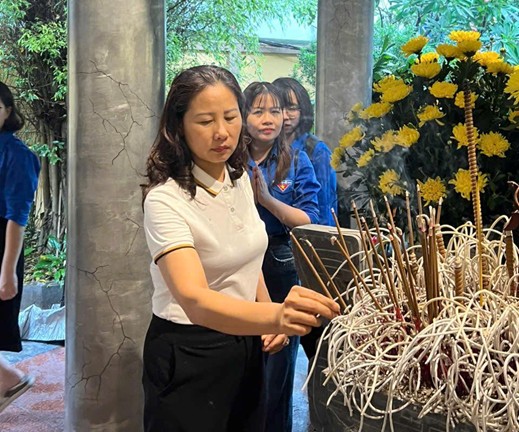 TRƯỜNG THCS THỊNH LIỆT DÂNG HƯƠNG TƯỞNG NIỆM CÁC ANH HÙNG LIỆT SĨ NHÂN DỊP KỶ NIỆM 78 NĂM NGÀY THƯƠNG BINH LIỆT SĨ (27/7/1947 – 27/7/2025)
- Ảnh 2.