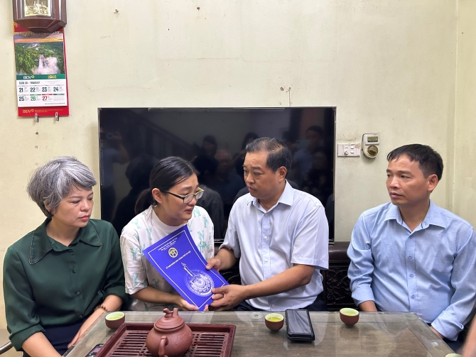 Hà Nội thăm hỏi, hỗ trợ các gia đình nạn nhân vụ lật tàu du lịch tại Vịnh Hạ Long- Ảnh 2.