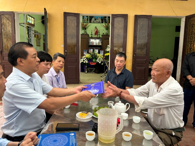 Hà Nội thăm hỏi, hỗ trợ các gia đình nạn nhân vụ lật tàu du lịch tại Vịnh Hạ Long- Ảnh 4.