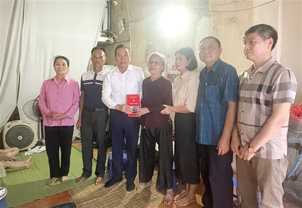 Xã Gia Lâm trao quà cho các đối tượng chính sách nhân kỷ niệm 78 năm Ngày Thương binh - Liệt sĩ (27/7/1947 - 27/7/2025)- Ảnh 6.