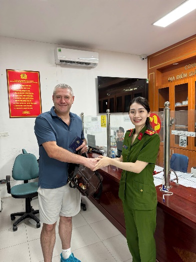 Công an phường Ngọc Hà trao trả tài sản bị đánh rơi cho người nước ngoài- Ảnh 1.