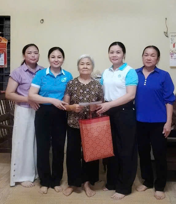 Hội LHPN xã Quốc Oai tổ chức thăm, tặng 115 suất quà tri ân nhân ngày thương binh - liệt sĩ 27/7- Ảnh 4.