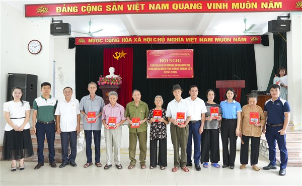 Xã Gia Lâm trao quà cho các đối tượng chính sách nhân kỷ niệm 78 năm Ngày Thương binh - Liệt sĩ (27/7/1947 - 27/7/2025)- Ảnh 3.