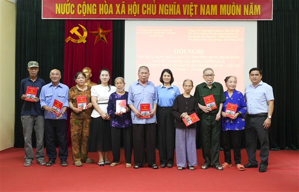 Xã Gia Lâm trao quà cho các đối tượng chính sách nhân kỷ niệm 78 năm Ngày Thương binh - Liệt sĩ (27/7/1947 - 27/7/2025)- Ảnh 5.
