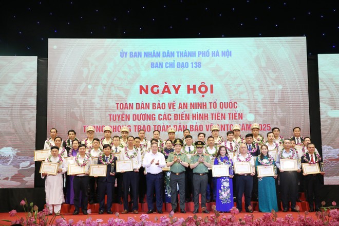 Gương mẫu đi đầu, giữ vững an ninh, trật tự, góp phần xây dựng Thủ đô “Văn hiến - Văn minh - Hiện đại” - Ảnh 12.